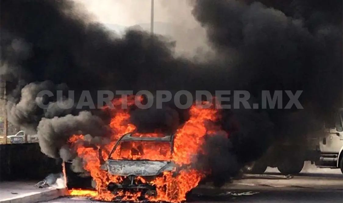 Camioneta termina en cenizas al incendiarse