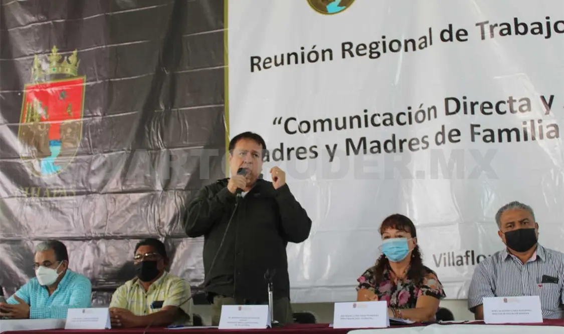 Alcalde asiste a reunión de trabajo con maestros