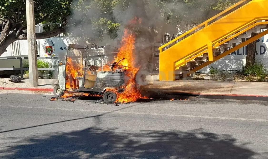 Se incendia motocarro y se calcina por completo