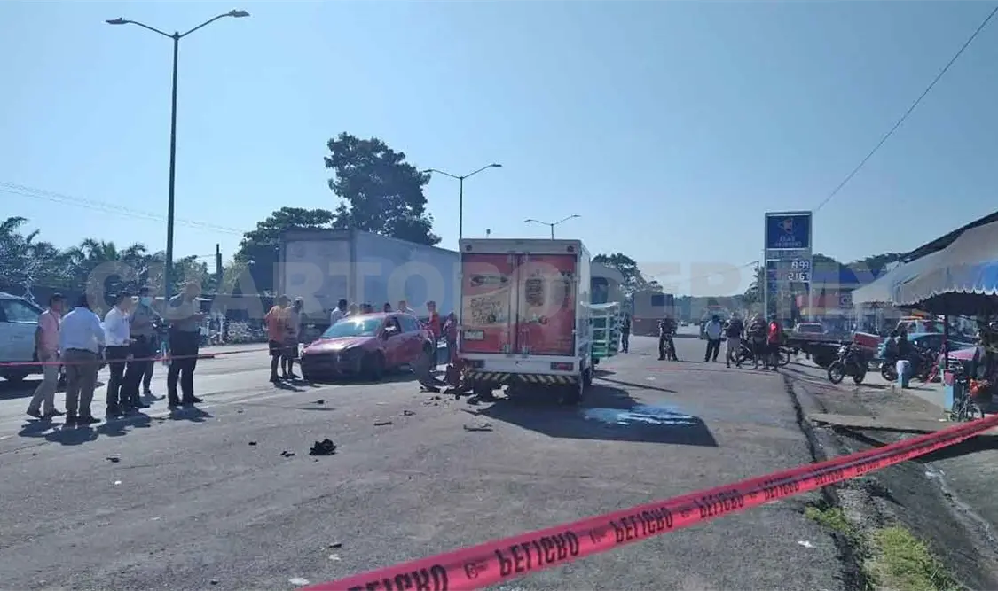 Atropella y mata a hombre, luego provoca carambola