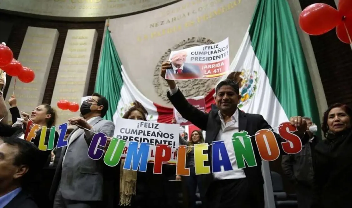 Los legisladores de Morena, PT y Verde tomaron la tribuna con globos y pancartas con la leyenda “Feliz cumpleaños”. Cortesía