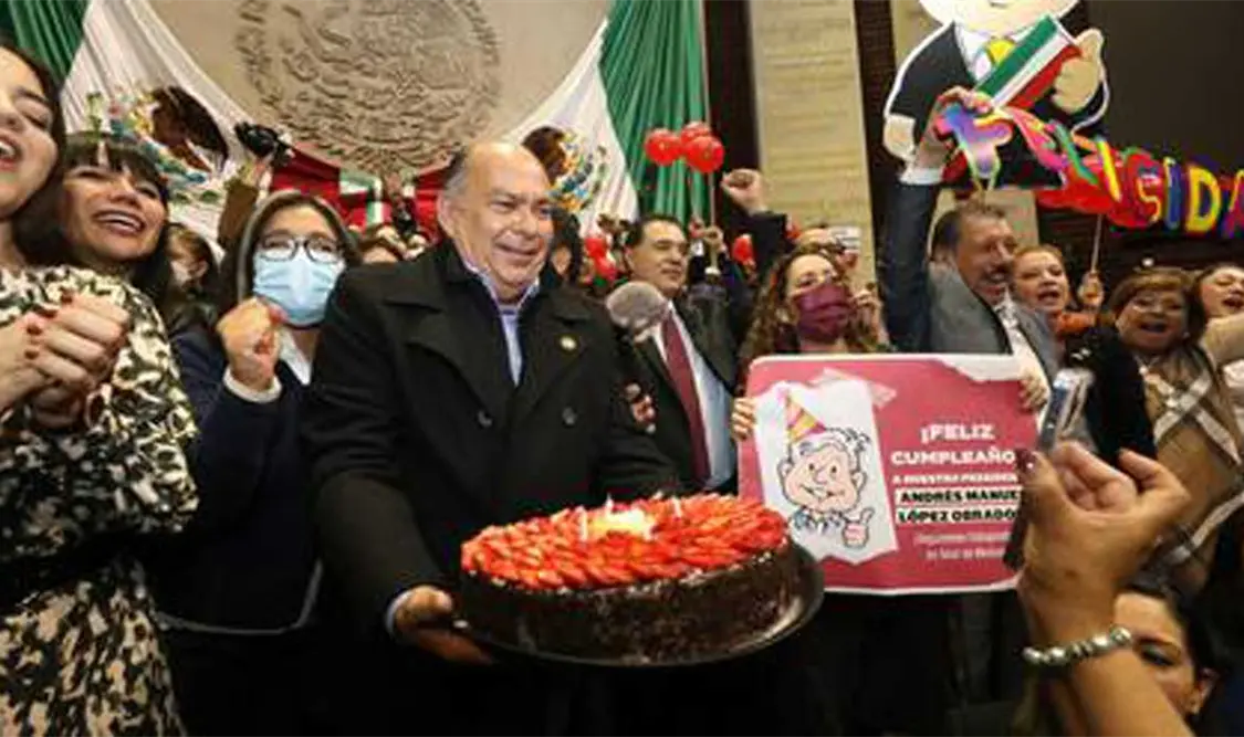 Por transmitir “Las Mañanitas” a AMLO, Va por México pide la renuncia de titular del Canal del Congreso. Cortesía