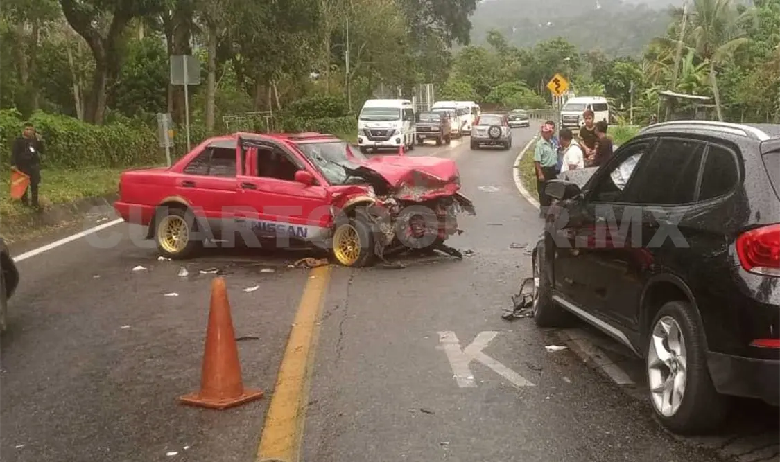 El accidente ocurrió sobre el tramo carretero Tapachula-Talismán: una camioneta BMW impactó de frente con un automóvil compacto. Víctor Sánchez / CP