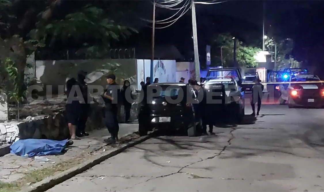 Muere policía tras desvanecer en la vía pública