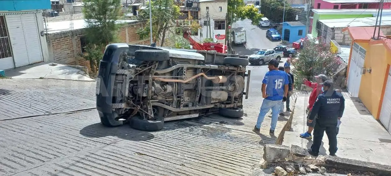 Camioneta vuelca sobre una pendiente en colonia La Pileta