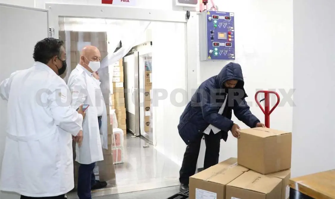 El doctor Pepe Cruz refirió que disponer de una buena red de frío es importante para garantizar el almacenamiento de las vacunas. CP