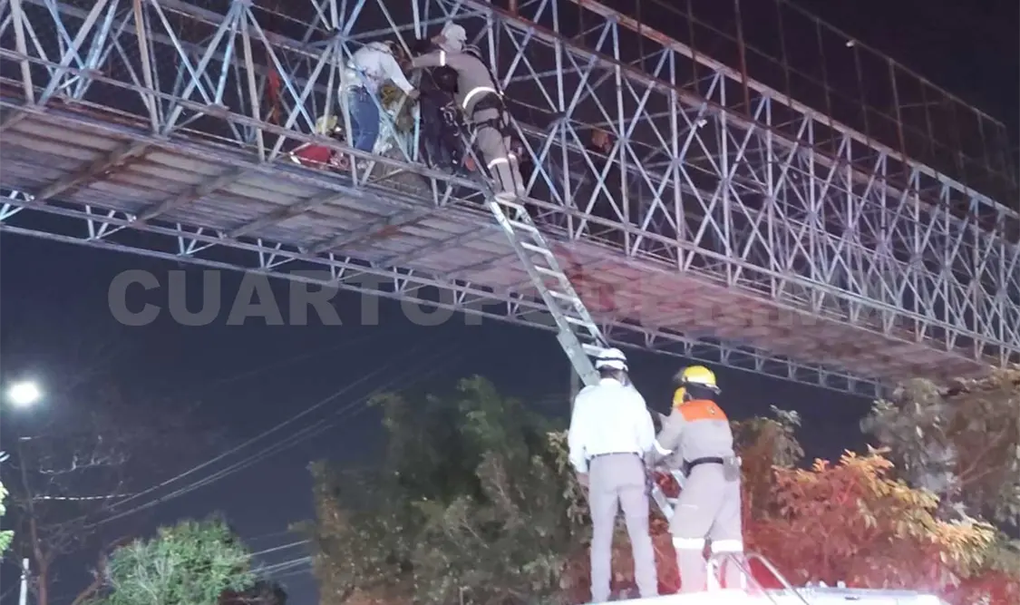 El sujeto intentaba tirarse al vacío desde lo alto de un puente peatonal en el libramiento Norte, a la altura de la colonia Pomarrosa. Ulises López / CP