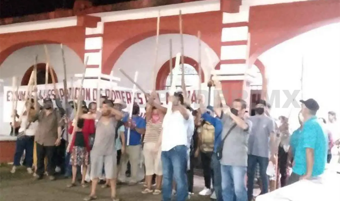 Toman presidencia municipal por falta de trabajo en obras