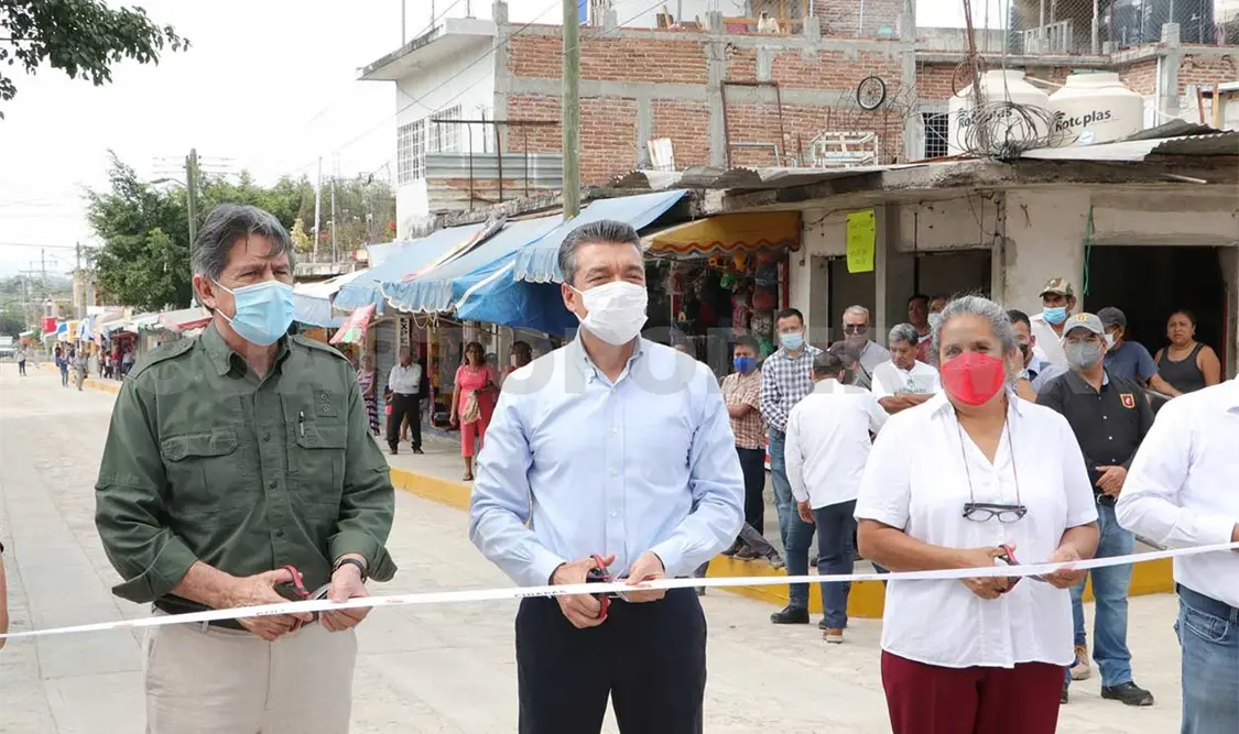 Inaugura mandatario obras de pavimentación de calles en la capital