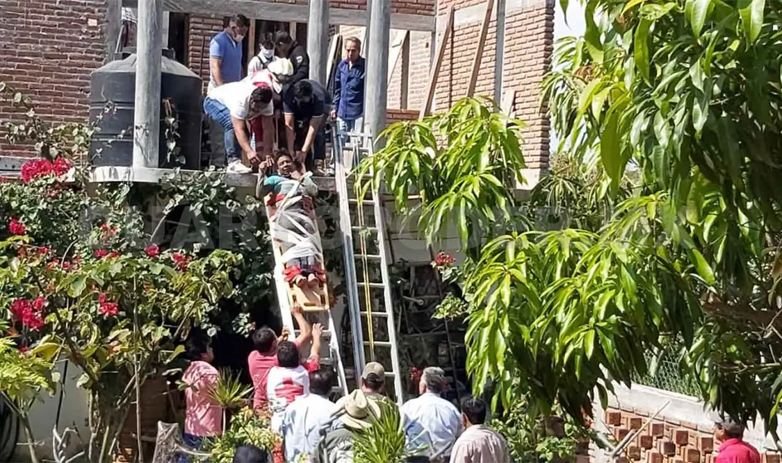 Se electrocuta albañil y es trasladado al hospital