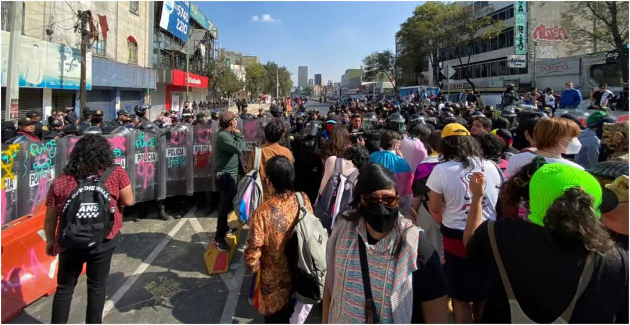 Manifestantes se enfrentan con policías