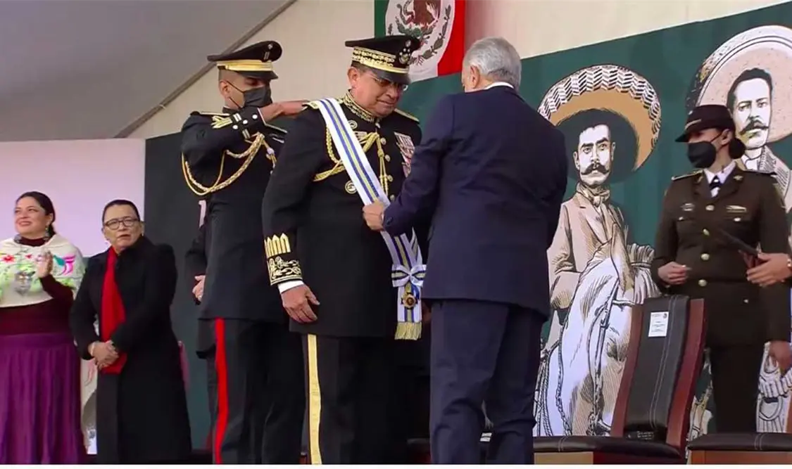 Entregan condecoraciones a Luis Cresencio Sandoval, secretario de Defensa, y a Rafael Ojeda, secretario de Marina. Cortesía