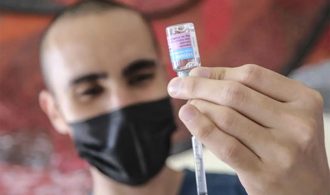 La campaña de vacunación está dirigida principalmente a cinco grupos prioritarios. Cortesía