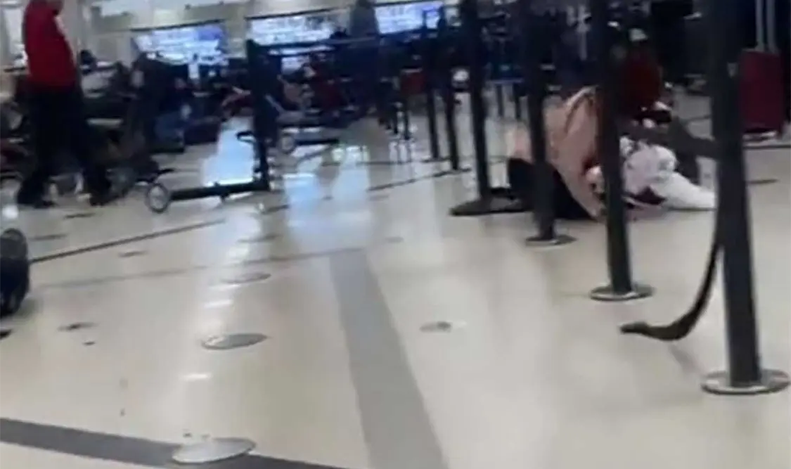 En redes sociales, usuarios subieron videos de personas tendidas en el suelo en el aeropuerto. Cortesía