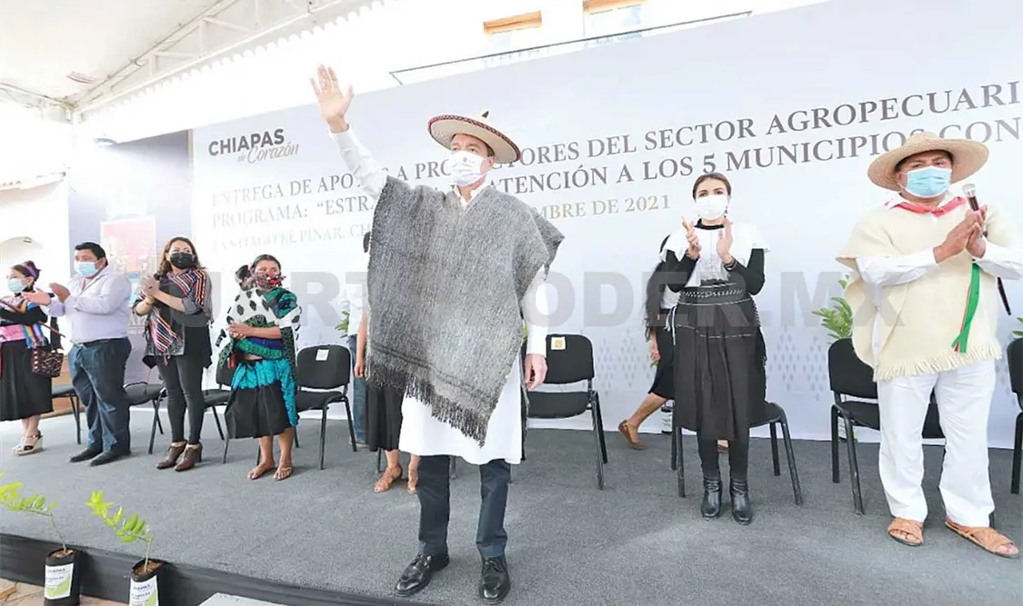 Escandón Cadenas encabezó la entrega de apoyos agrícolas y pecuarios del programa “Estrategia de Atención a los Cinco Municipios con Mayor Rezago Social”. CP