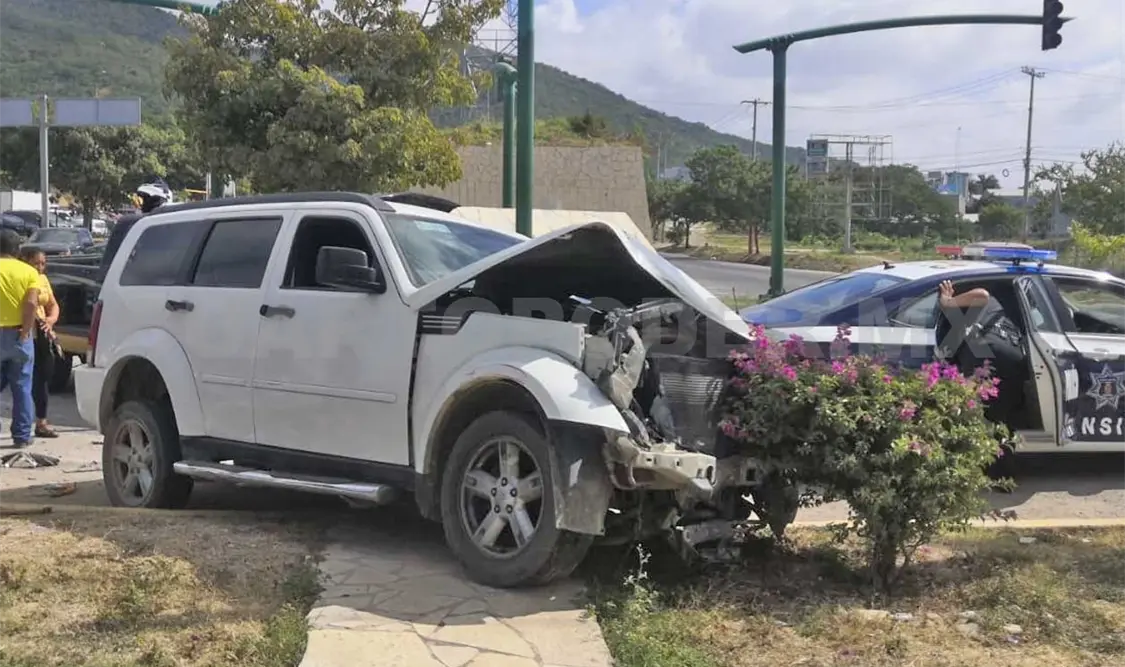 A pesar de lo aparatoso del impacto, no se reportaron personas lesionadas pero sí afectación a la circulación. Ulises López / CP