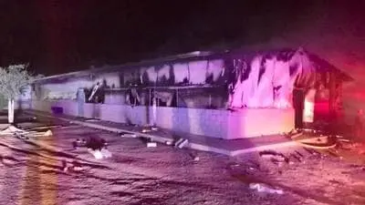 Las personas al parecer incendiaron dos camiones de transporte de personal, así como el comedor. Cortesía