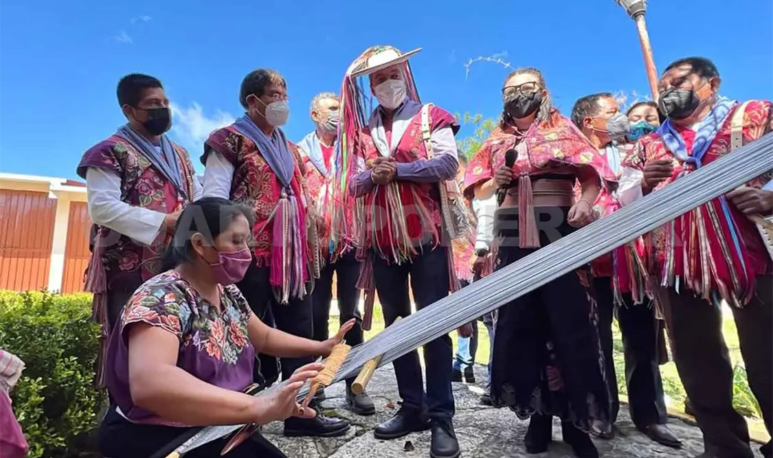 Inaugura Rutilio Escandón Casa de la Cultura en Zinacantán