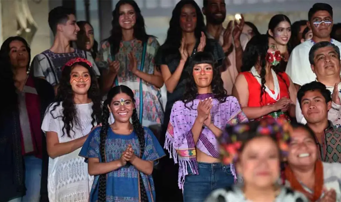 Desfilan contra plagios en feria