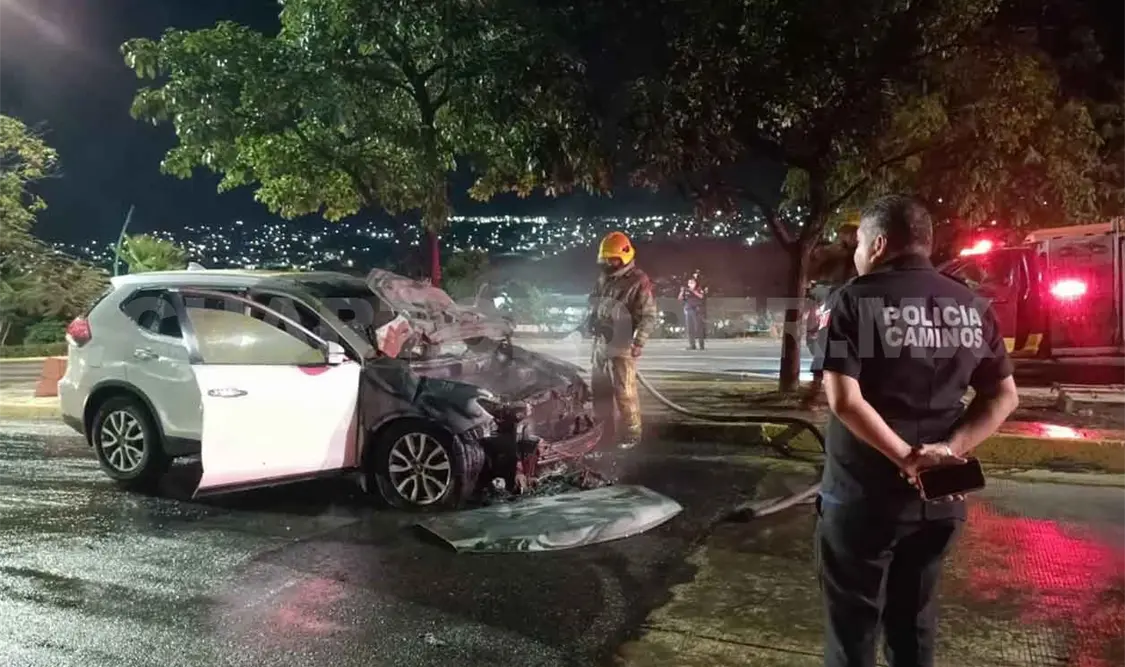 Se incendia camioneta sobre el distribuidor vial