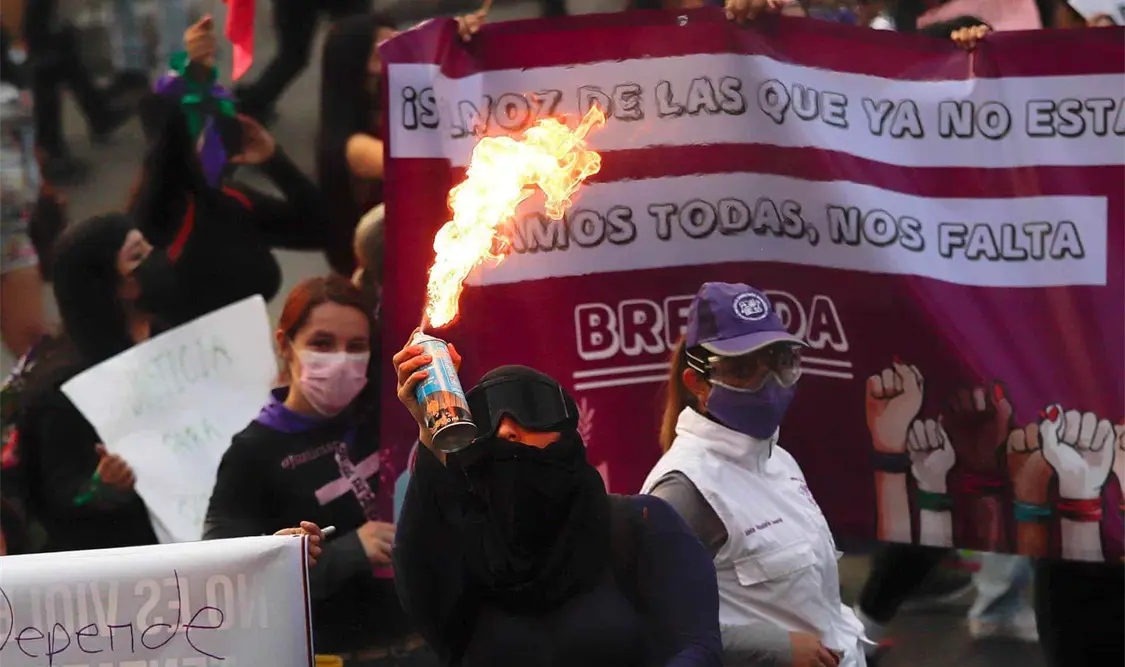 Cuestiona jefa de Gobierno la participación del bloque negro de mujeres feministas, quienes incurren en violencia durante las marchas. Cortesía