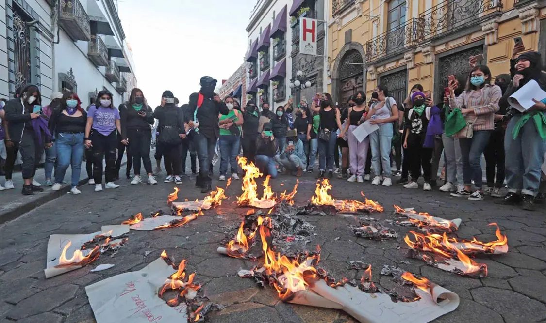 Agreden a camarógrafo y a 11 mujeres policía