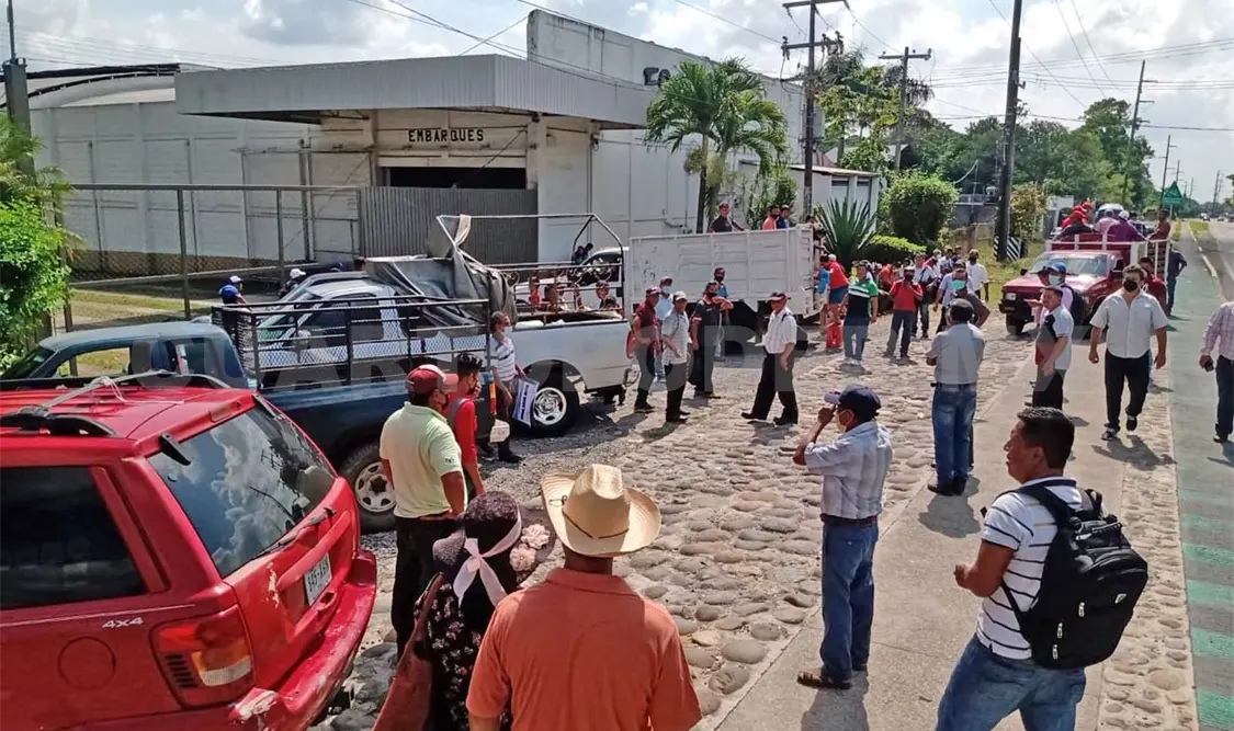 Protestan productores por bajos precios de café