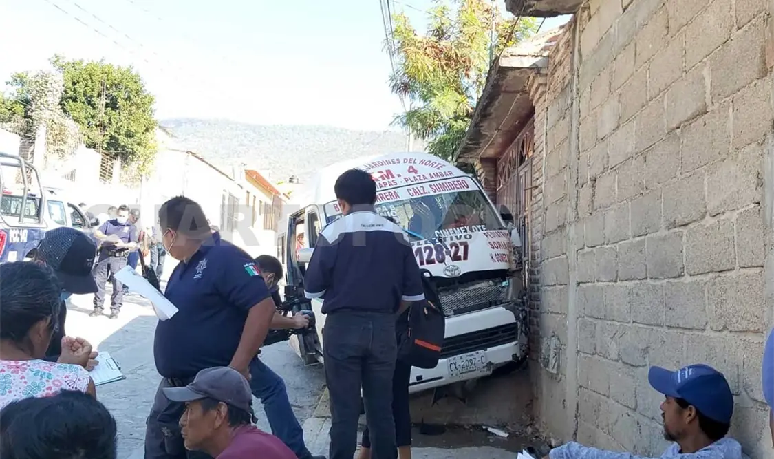 Colectivo se estrella en vivienda dejando cinco lesionados