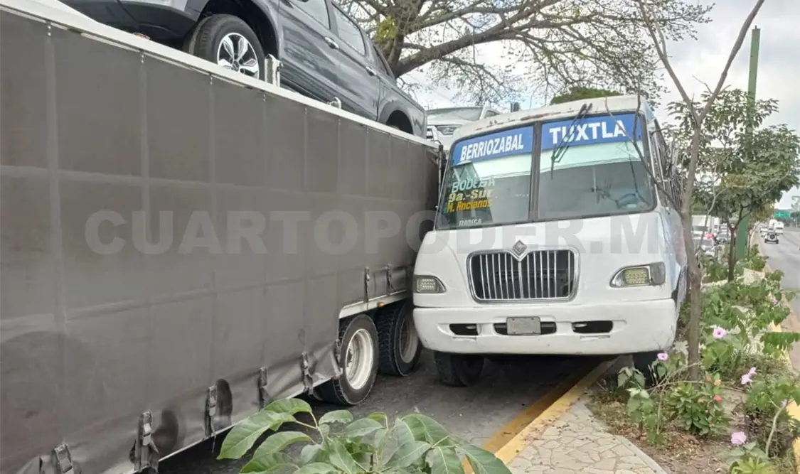 Madrina embiste a un microbús; ocho personas lesionadas