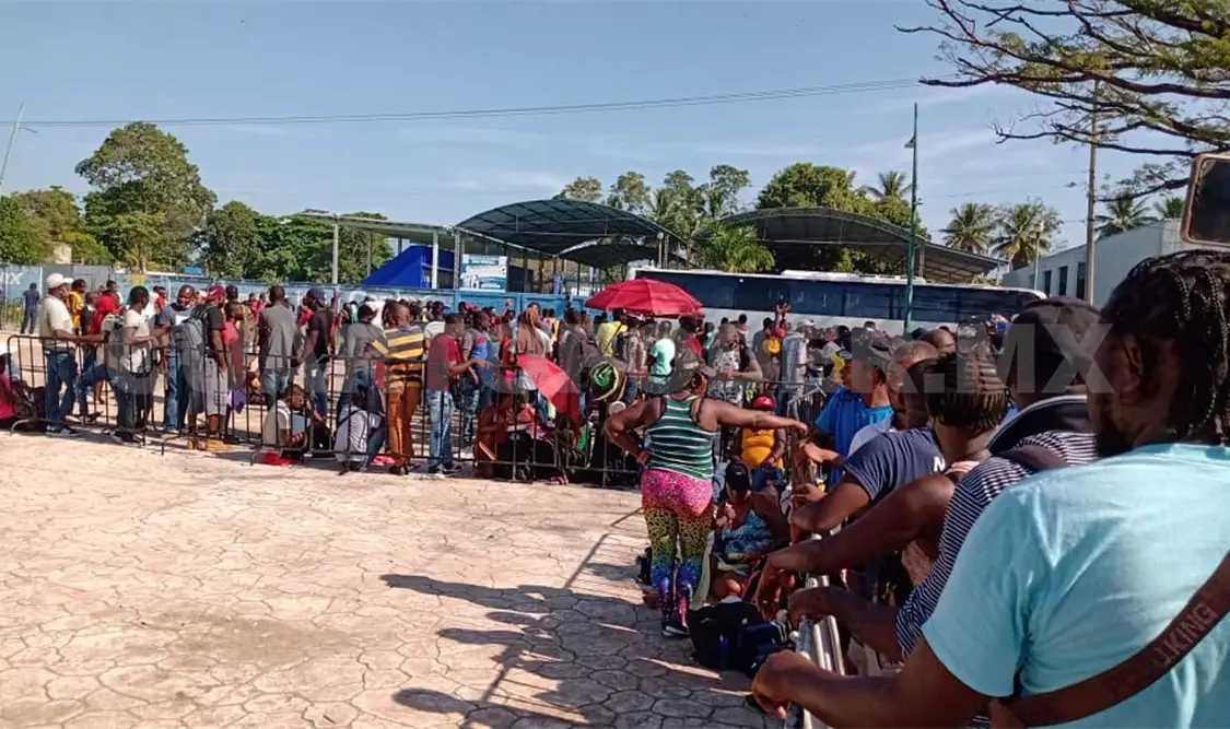 Migrantes realizan nuevo bloqueo carretero