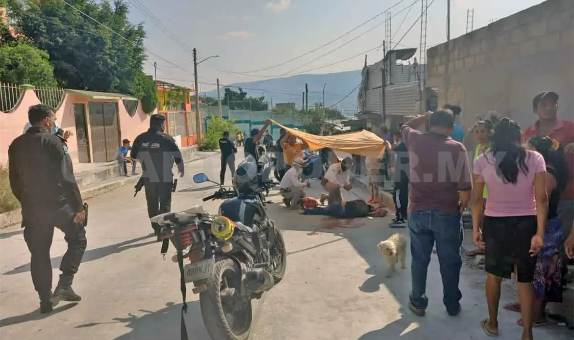 Apedrean y golpean a joven en violenta pelea
