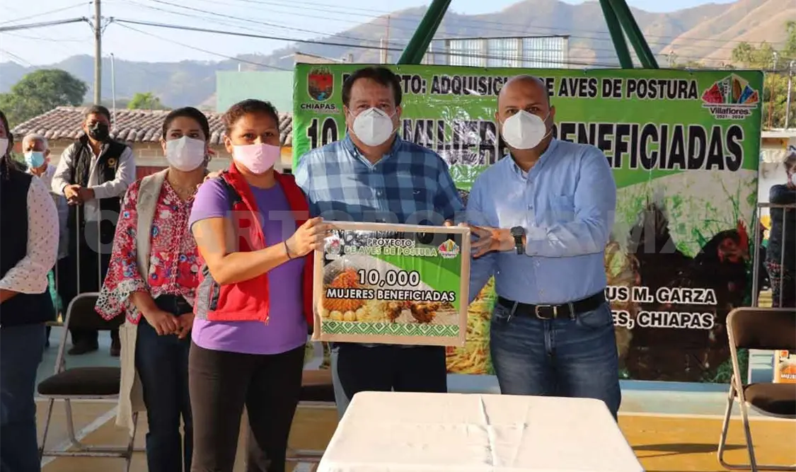 Encabezan 2da entrega de segunda aves de traspatio