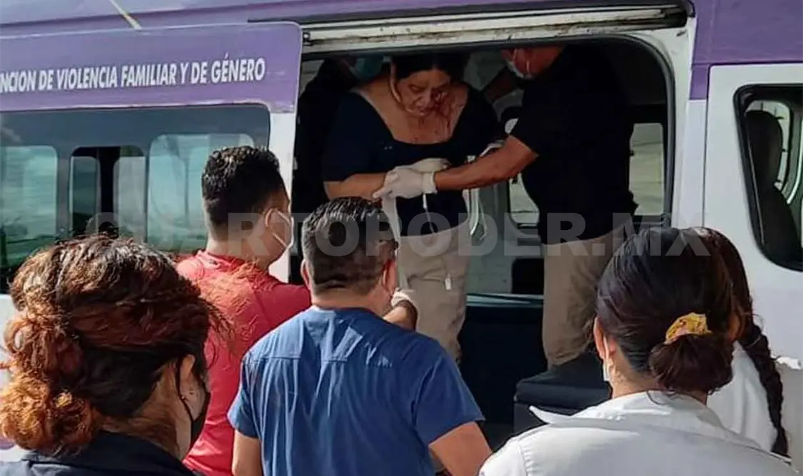 Acuchilla a su esposa y luego emprende la fuga