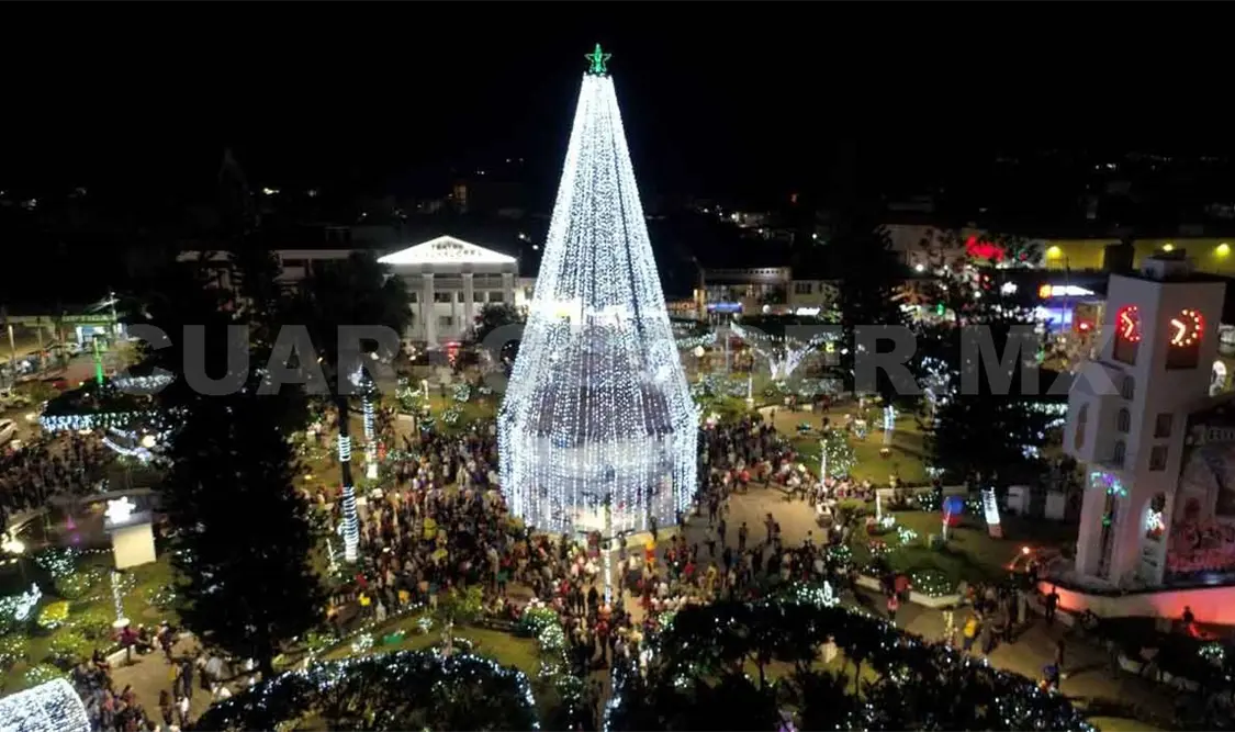 Espectacular encendido del árbol navideño