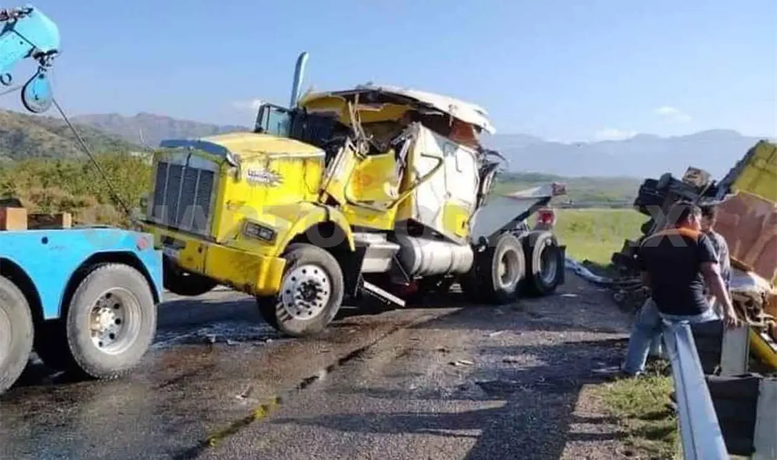 Vuelca tráiler cargado con chatarra; realizan rapiña