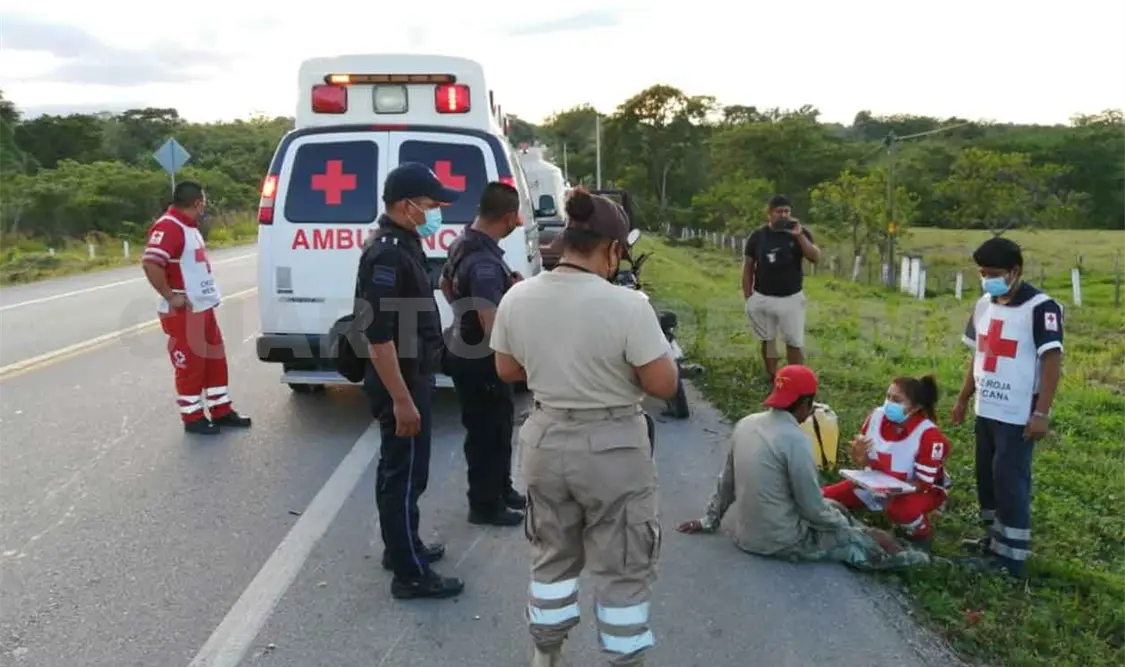 Motociclista se impacta en pick up que iba de reversa