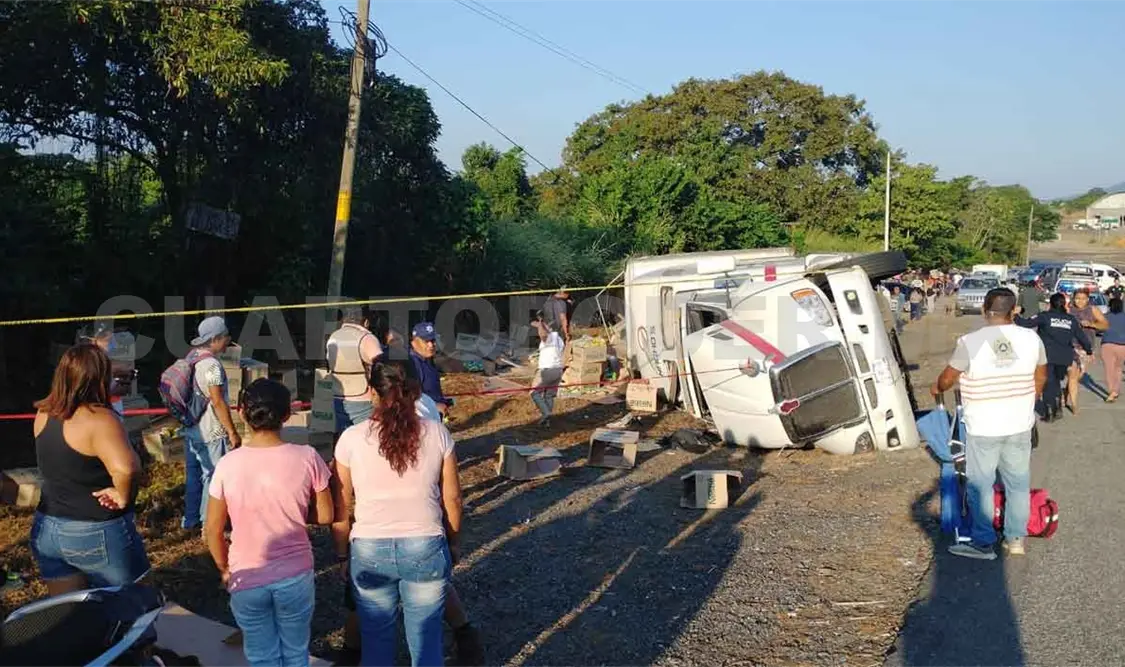 Vuelca tráiler en la Curva del Diablo; frenan rapiña