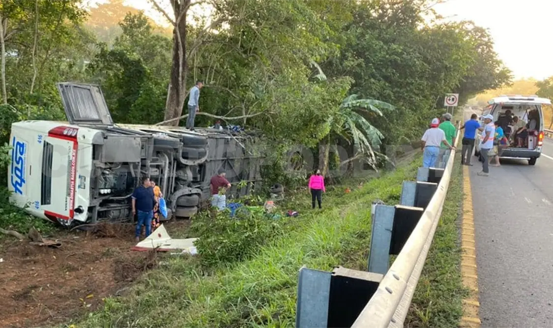 Volcadura de autobús deja 18 pasajeros lesionados