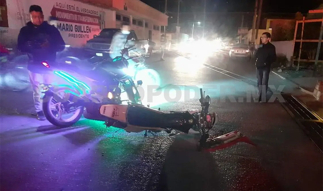 Atropellan a motociclistas; uno fue llevado al hospital