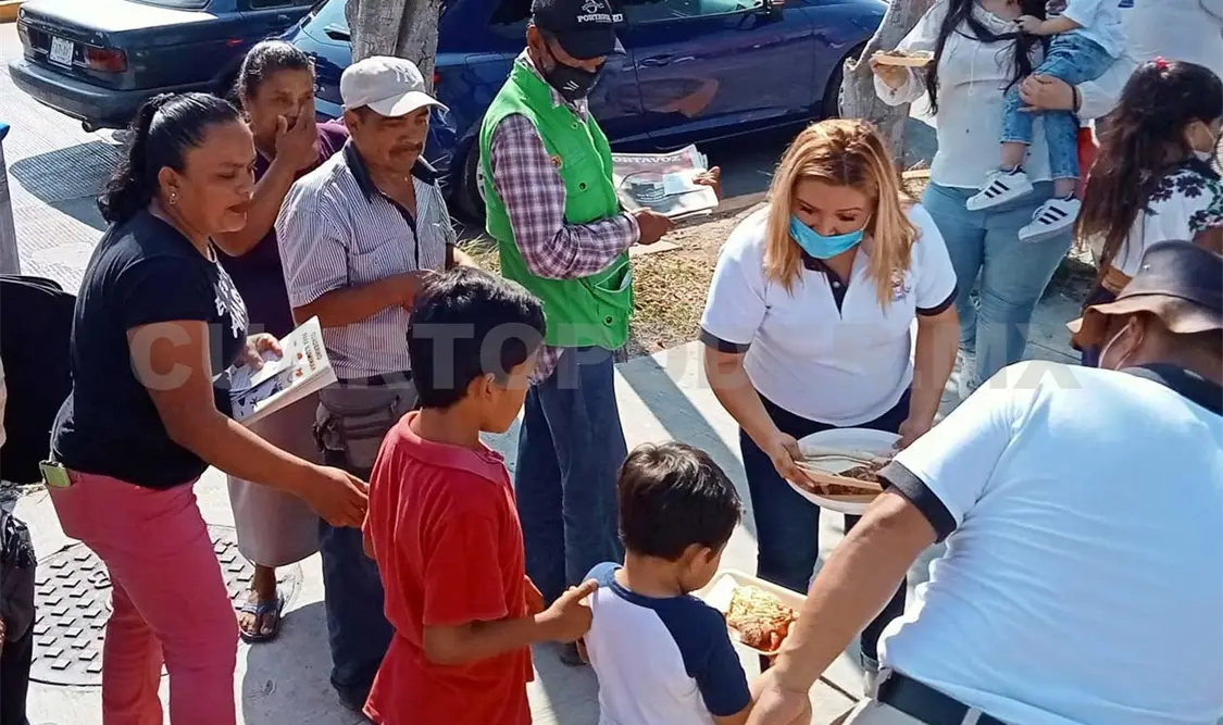 Las personas de los cruceros recibieron platillos y algunos obsequios. José Ortega / CP