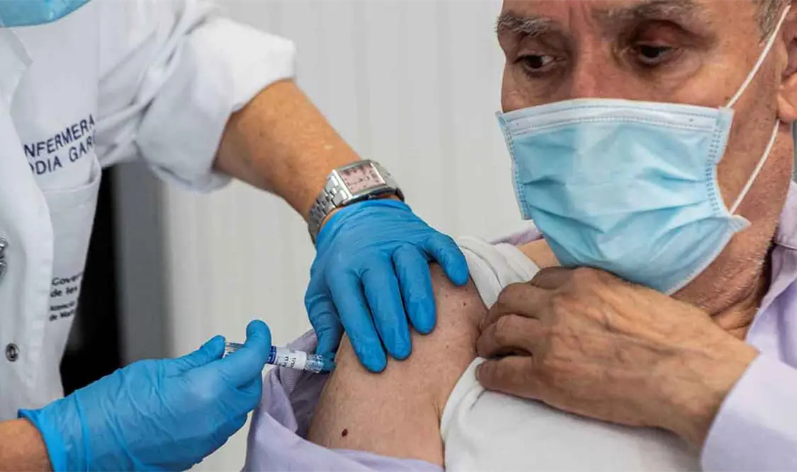 Anuncian aplicación de tercera vacuna