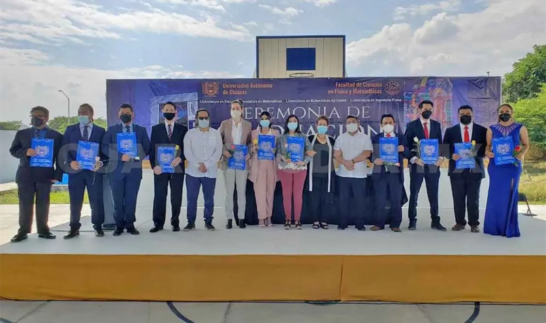 Celebran graduación de egresados de la Unach