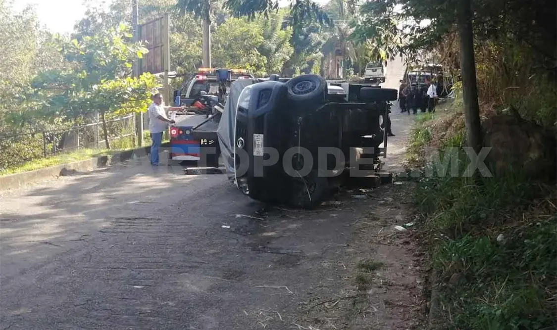 Volcadura salda con 17 extranjeros lesionados