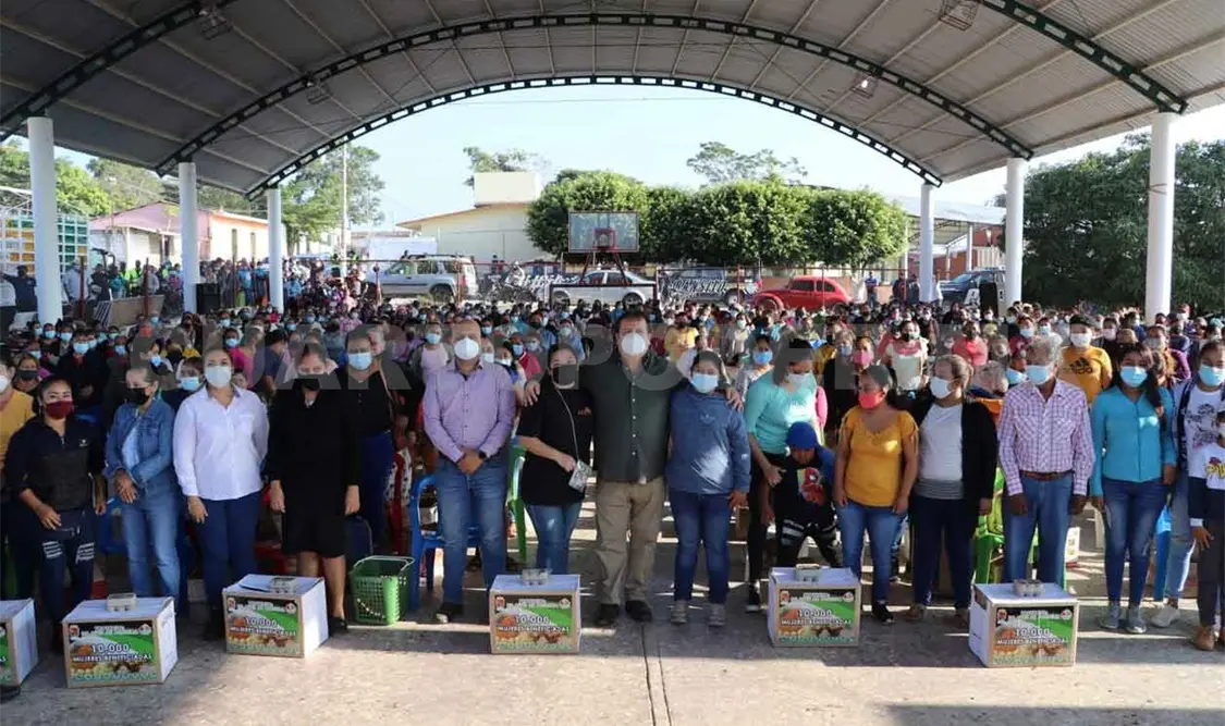 Mariano Rosales entregó ayer más de 15 mil aves