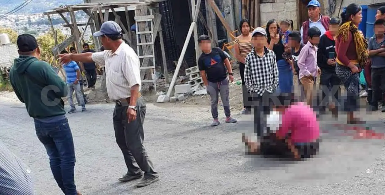 Niño iba por su pelota y lo mata una Urvan