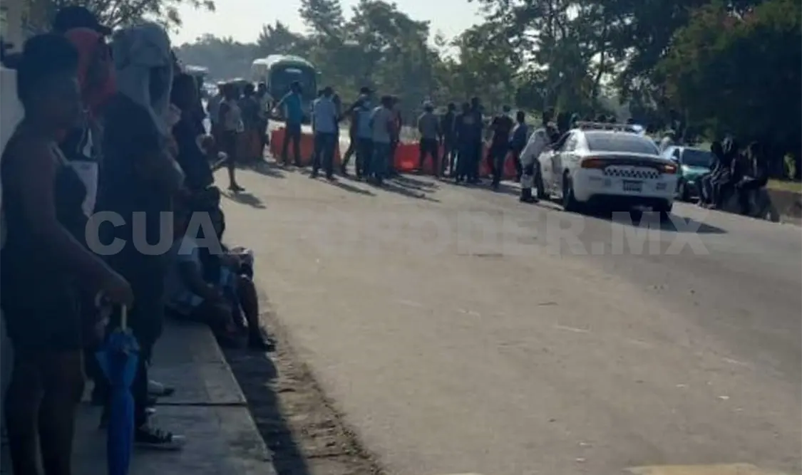 Migrantes bloquean caseta de Madre Vieja
