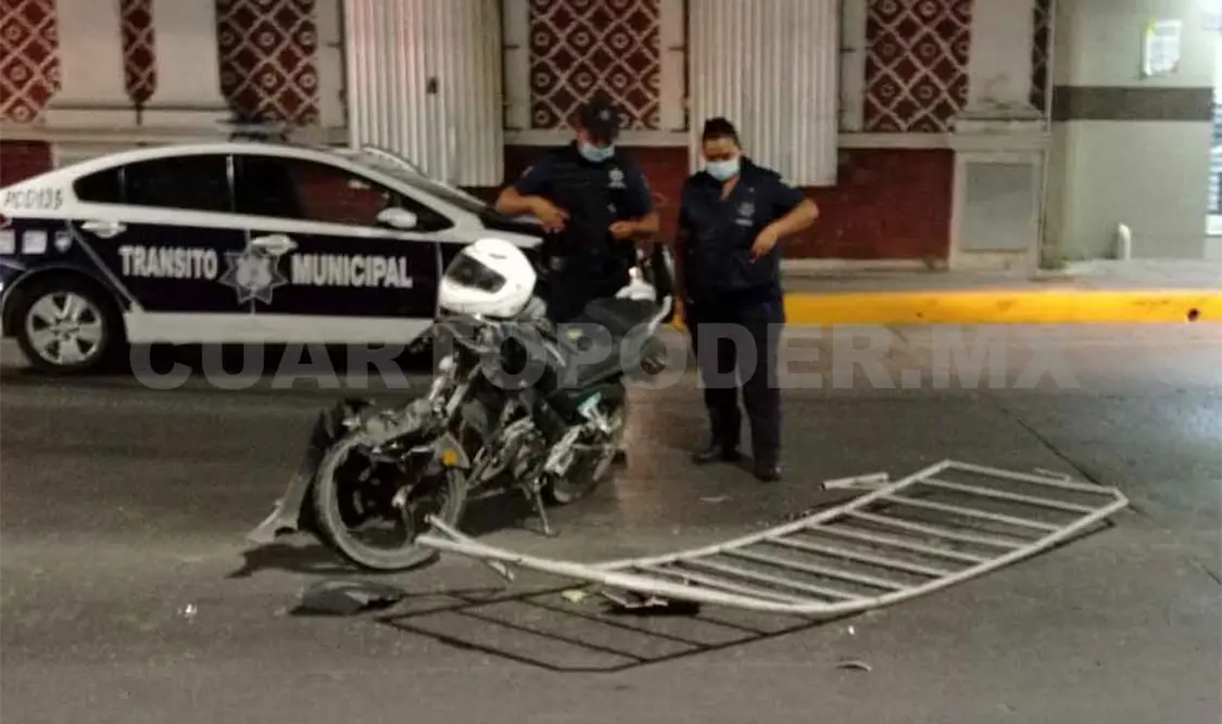 Acelerado motociclista se estrella en vallas de metal