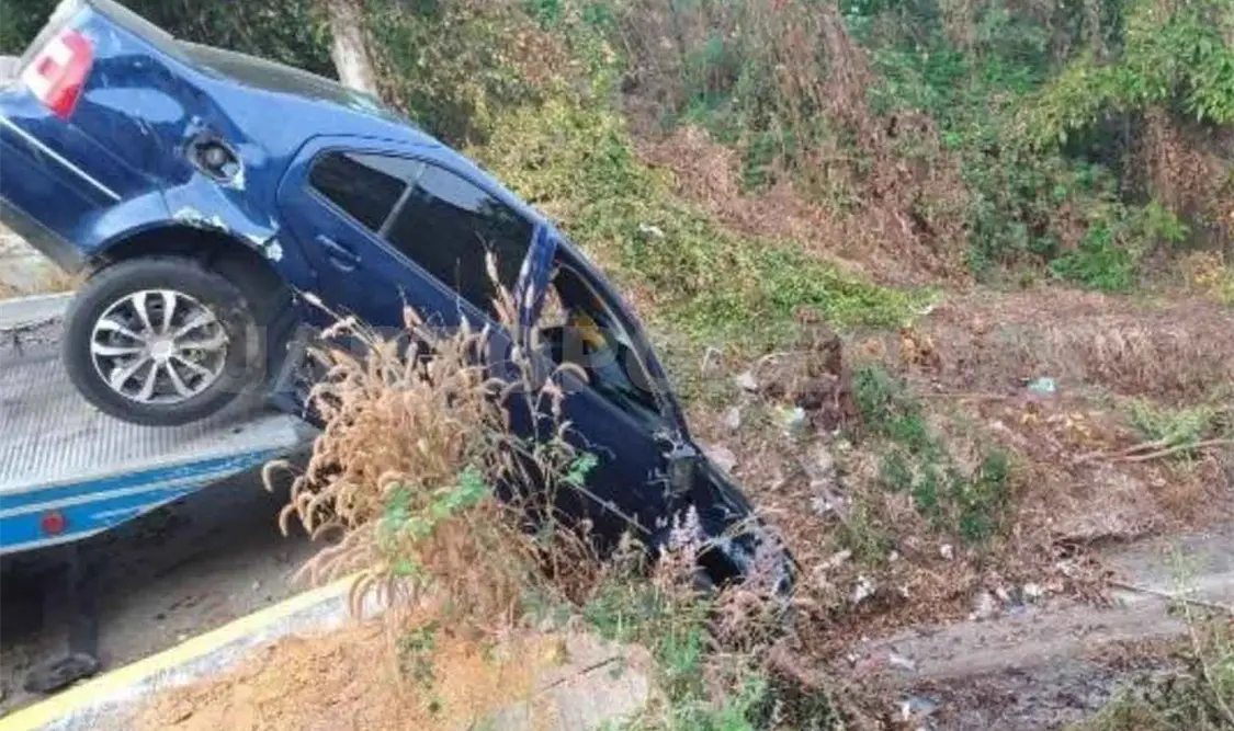 Abandonan Jetta volcado junto al río “Los Amates”