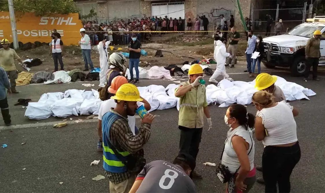 Cuerpos de auxilio atienden volcadura de tráiler en Chiapas. Cortesía
