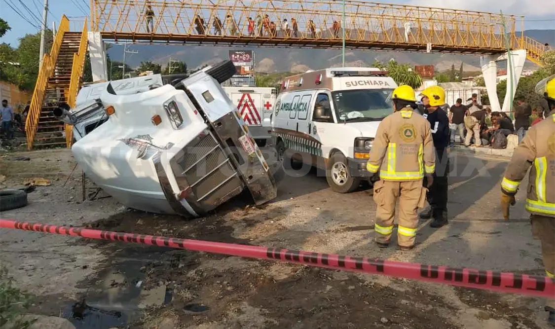 Mueren 54 migrantes y 105 resultan heridos al volcar un tráiler
